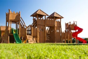 Kinderspielset Schloss aus Akazienholz - Sonderanfertigung .