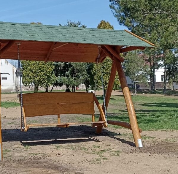 Schaukelbank mit Vordach aus AKAT Schaukelbank mit Vordach aus AKAT
