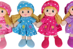 Baby-Stoffpuppe 50cm mit Zöpfen Stoff in Hut Blumen 4 Farben Baby-Stoffpuppe 50cm mit Zöpfen Stoff in Hut Blumen 4 Farben