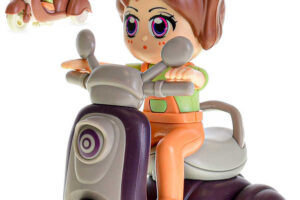 Scooter 11cm mit Puppe auf Schwungrad 2 Farben Kunststoff Scooter 11cm mit Puppe auf Schwungrad 2 Farben Kunststoff