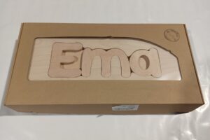 Holzhocker CUBS mit NAME EMA .