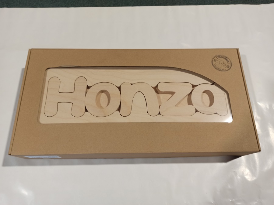 unnamed-file Holzhocker CUBS mit NAME HONZA .