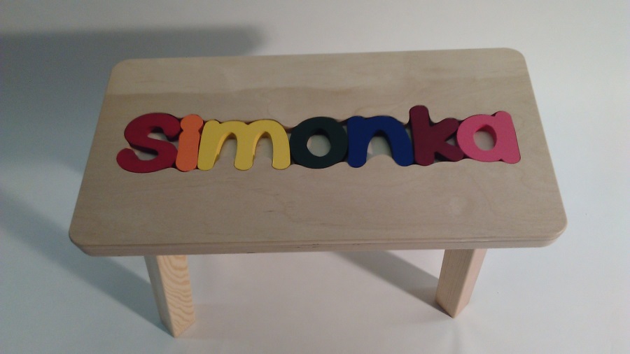 unnamed-file Holzhocker CUBS mit NAME SIMONKA farbig .