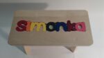 Holzhocker CUBS mit NAME SIMONKA farbig . – Bild 3