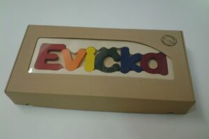 Holzhocker CUBS mit NAME EVICKA farbig .